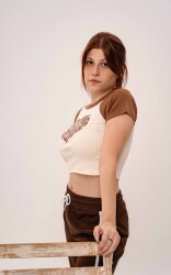 KAHVERENGİ BASKILI KISA KOL CROP - 3